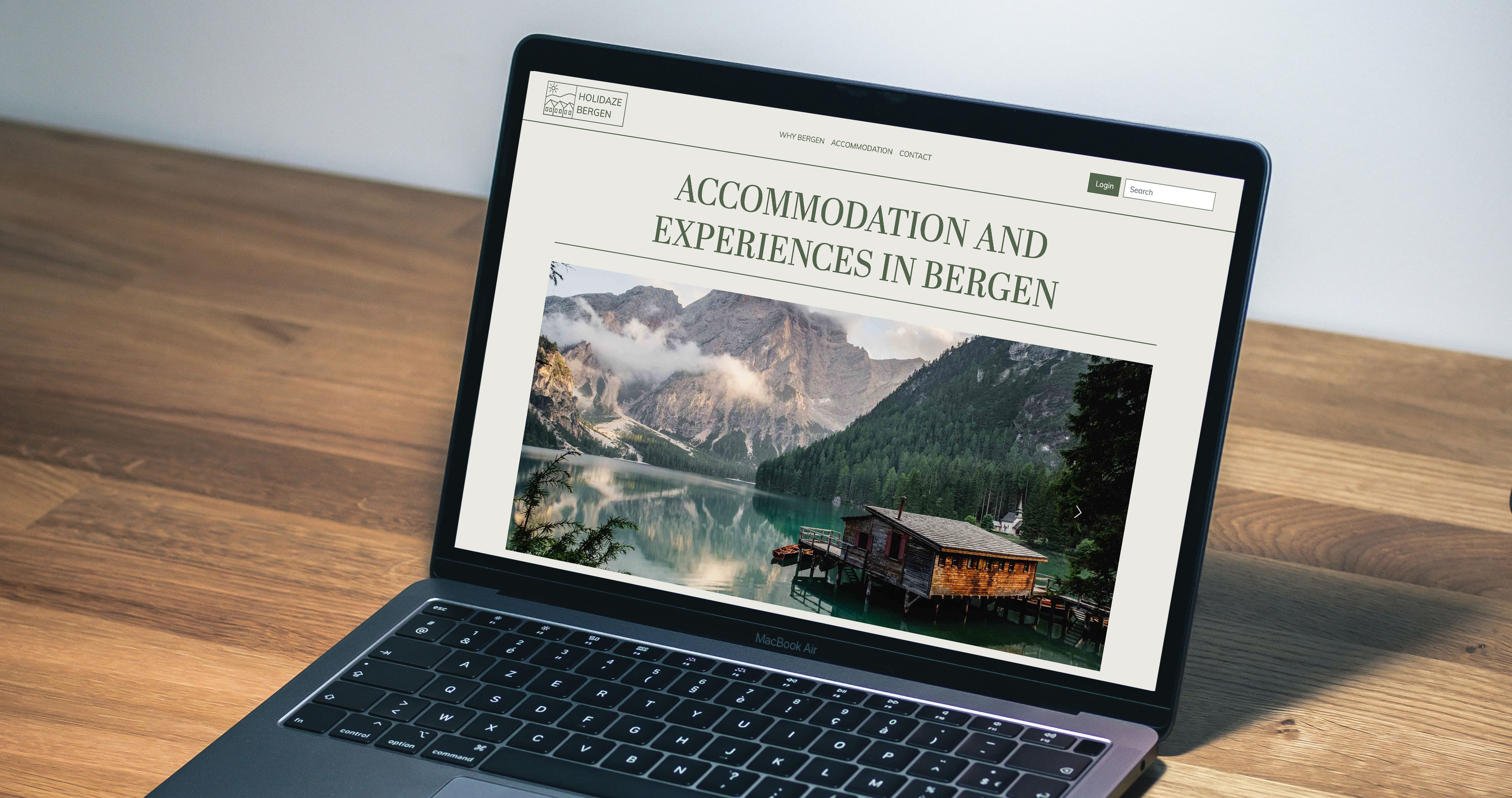laptop på et bord som viser Holidaze sin nettide